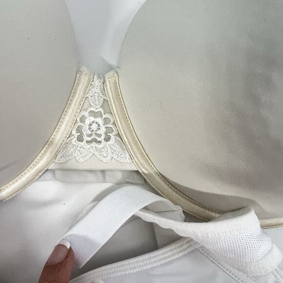Lot Of 2 Vanity Fair Full Coverage Underwire Bras 42D Lightly Padded White Beig - Picture 2 of 10